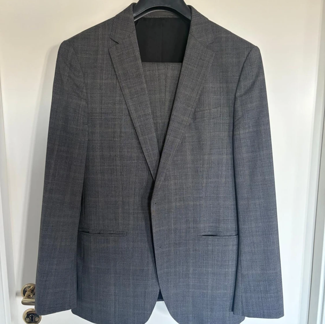 Grå rutig kostymsett från BOSS