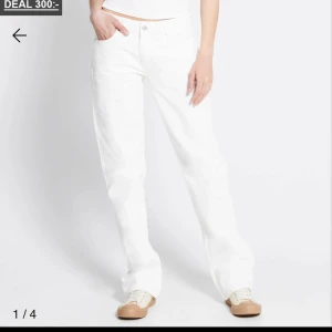 Vita jeans  - Säljer dessa supersnygga jeans från lager 157! De är endast använda ett fåtal gånger. Säljer för att de inte passar längre. 
