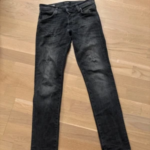 Svarta slim jeans från Jack & Jones - Säljer ett par svarta slim fit jeans från Jack & Jones. Storlek 29/32.  Hör av er vid frågor!