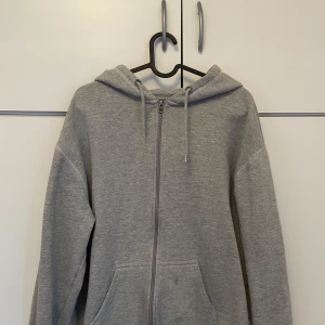 Grå hoodie med dragkedja - bud