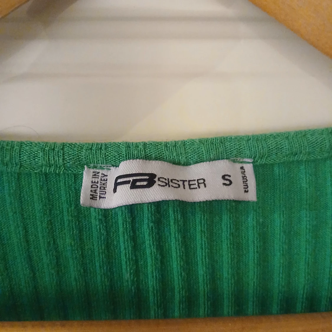 Grön ribbad topp med knyt från FB Sister - 1