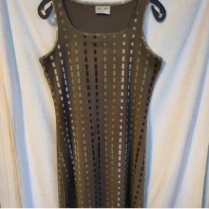 Grön klänning - Grön klänning med mönster från ze-ze i storlek S, fint skick