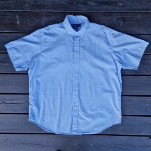 Ralph lauren skjorta Large - 📊 Färg: Marinblå  📏 Storlek: Large (L)  📐 Mått: Längd - 81cm Axelbredd - 50cm  ♻️ En långärmad marinblå Ralph lauren skjorta i storlek L. Det står att den är I XL men den är mer som L. Väldigt bra skick, inga fläckar, hål eller defekter! Perfekt nu när det börjar bli varmare och sommaren kommer!☺️  👕 Material: 100% Bomull  #mensfashion #mensstyle #ralphlauren #classicstyle #buttondown #shirt #fashion #Vintage #Ralphlaurenskjorta