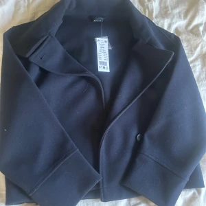 Mörkblå kort kappa från Gina Tricot  - Kappa från Gina i st xxs i nytt skick och aldrig använd!!