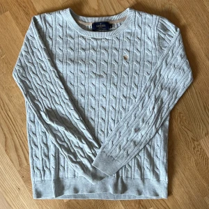 Grå Morris tröja - Säljer nu denna kabelstickade gråa tröjan från Morris. Den är i storlek xs.  Den är i nyskick. Tveka inte att ställa några frågor.