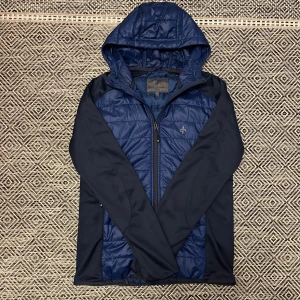 Mörkblå cardigan  - Snygg mörkblå cardigan med luva, perfekt under sommaren med dess sköna material. Passar till det mesta, storlek S, bra skick. Skriv vid minsta intresse, pris kan diskuteras vid smidig affär 😀