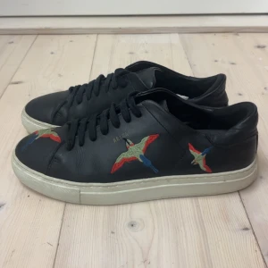 Axel Arigato skor - !PRIS KAN DISKUTERAS!!💕Snygga snygga skor från Axel Arigato! Storlek 39 för kvinnor💕💕Använda men tagit bra hand om dom och är i bra skick! Läder skor i bra kvalitet💕💕