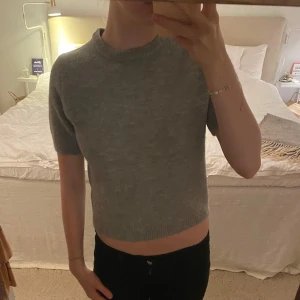 Snygg stickad tröja - Väldigt mysig, kortärmad, stickad tröja. Från Zara i storklek XS.