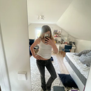 Svarta bootcut jeans - Säljer ett par svarta bootcut jeans med klassisk femficksdesign. Jeansen har en normal passform och är tillverkade i ett mjukt denimtyg. Perfekta för dig som gillar en tidlös stil med lite utsvängda ben. Pris kan diskuteras köpte för 400kr men de är lite använda. Lågmidjade jätte fina  