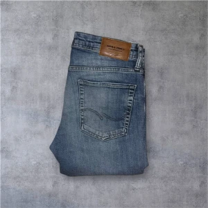  Jack & Jones jeans  - Jack n Jones jeans modell slim green i mycket bra skick inga synliga defekter men dom har varit använda få gånger. Vid fler funderingar är det bara att skriva.😊.2. 