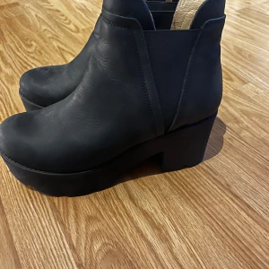 Svarta boots från Johnny Bulls - Säljer ett par svarta boots från Johnny Bulls som endast är testade.