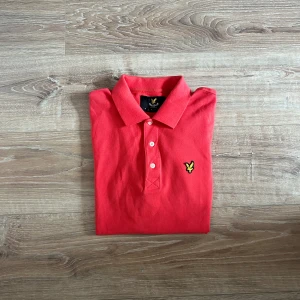 Lyle & scott piké  - En snygg piké i bra skick utan några som helst anmärkningar. Hör av er vid ytterligare frågor annars fritt fram att köpa!                   (Postar inom 24h)