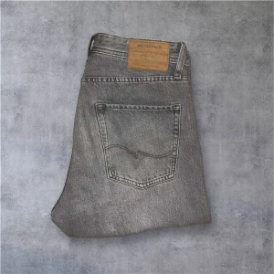  Jack & Jones jeans  - Jack n Jones jeans modell relaxed chris i bra skick inga synliga defekter men har varit använda en del. Vid flera funderingar är det bara att skriva.😊.3.