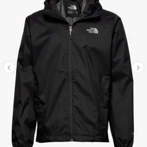 Svart vindjacka från The North Face - Säljer en svart vindjacka från The North Face med huva och dragkedja framtill. Jackan har elastiska muddar och logga på bröstet samt ryggen. Perfekt för blåsiga dagar och enkel att matcha med olika outfits. bra skick och har haft den i ca 1 år