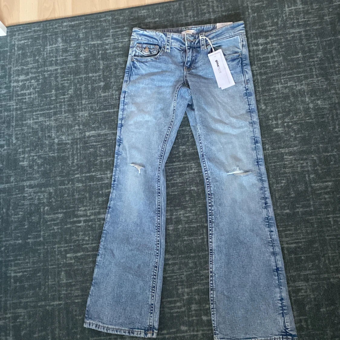 Blå bootcut lowrise jeans från Gina Tricot