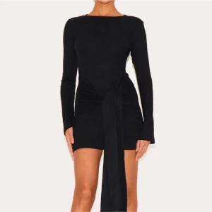 Klänning - Så cool klänning med knyte i midjan😍😍 aldrig använd lappen kvar!!