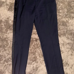  J.lindberg kostymbyxor - Snygga marinblåa kostymbyxor med klassisk rak passform. Perfekta till en dressad look.