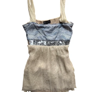 Vintage Beige och blå topp spets och paljetter - Topp med spets och detaljer. Knyte där bak. Strl S