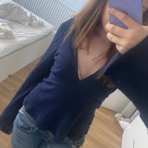 Mörkblå  från Gina Tricot - Säljer en mörkblå tröja från Gina Tricot i storlek XS. Säljs då den inte kommer till användning