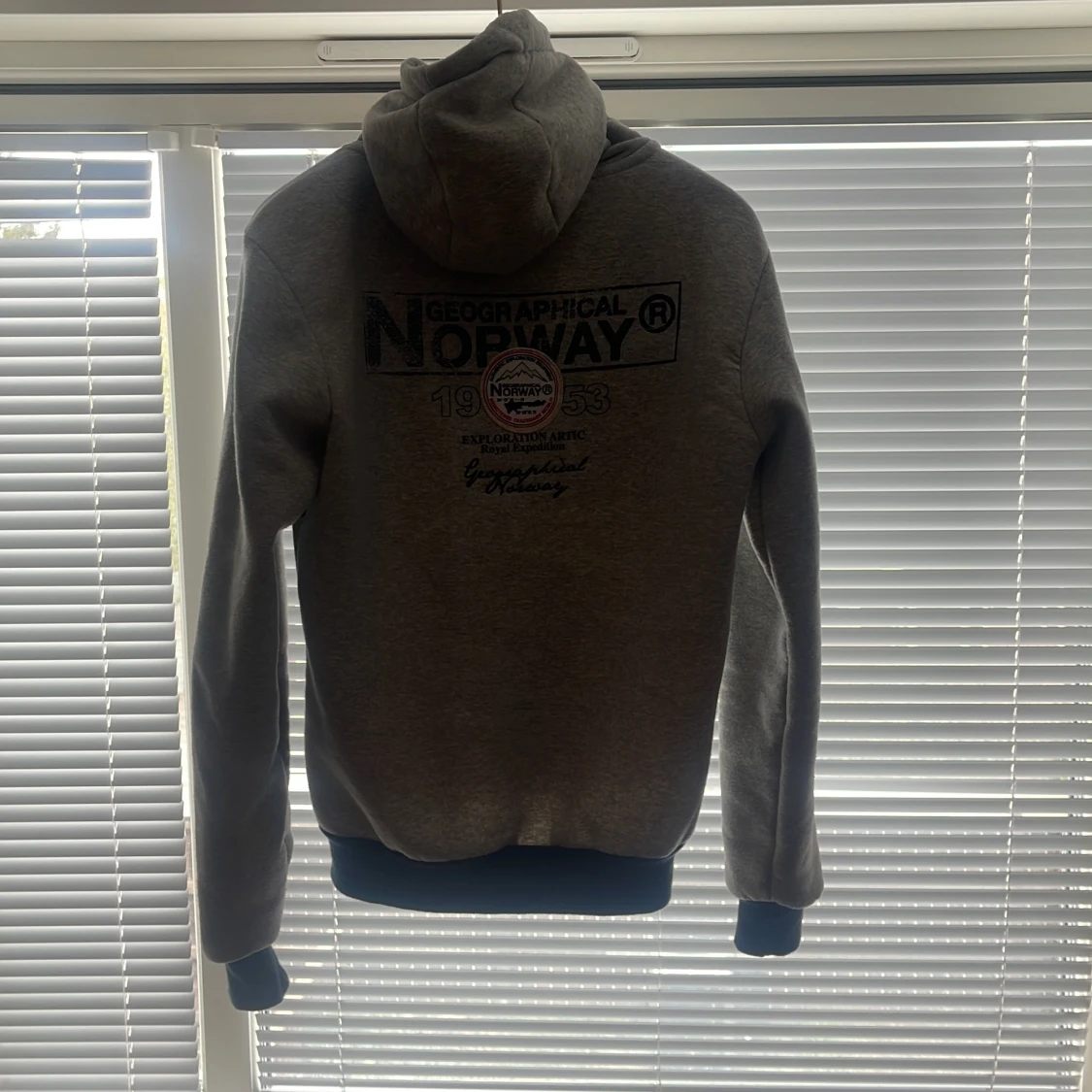 Grå hoodie från Geographical Norway med norsk flagga - 1