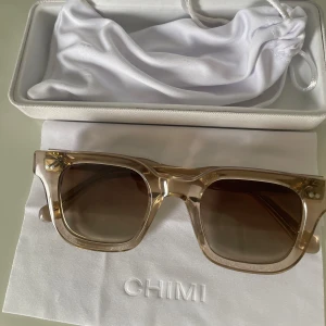 Solglasögon från CHIMI - Säljer mina CHIMI solglasögon i modellen 04 Ecru i strlk medium. Passar tjej som kille. Använda ett fåtal gånger❣️Nypris 1400kr.