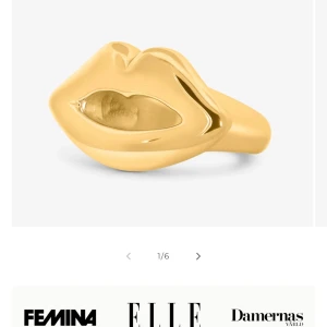 Guldfärgad ring i form av läppar - Susanna falken - Ring från susanna falken och är en cool ring i guldfärg formad som ett par läppar. Perfekt statement piece för dig som vill sticka ut med din stil. Ringen har en blank finish och är tillverkad i metall.
