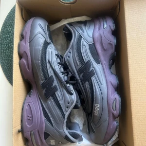 New balance m1000 10,5 - Nästan i nyskick bara använda en gång.                     Låda finns! Möts gärna i stockholm, Söder