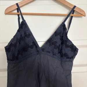 Svart lång broderad linneklänning - Så himla fin svart lång linne klänning med smala band, broderad ”topp” och volanger!🌸 Hittar tyvärr inga lappar om märke då den är köpt secondhand i Berlin💕Passar både S och M! Skriv för hel-bild, såg att den blev lite croppad här i annonsen🌷