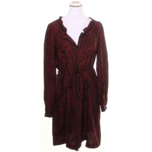 Lyxig vintageklänning / tunika från DKNY – rödsvart paisleymönster, 100 % siden, toppskick, stl 34/XS - Lyxig klänning i 100 % siden från DKNY Jeans, med rödsvart barockmönster och volangkant vid halsringningen. Kan bäras som tunika eller stylas med skärp som på bild. Mjukt fall och bekväm passform. Storlek 34. Mycket fint skick, sparsamt använd. Ingen prutning – bundlerabatt erbjuds. Passa på att kolla mina andra annonser också!  