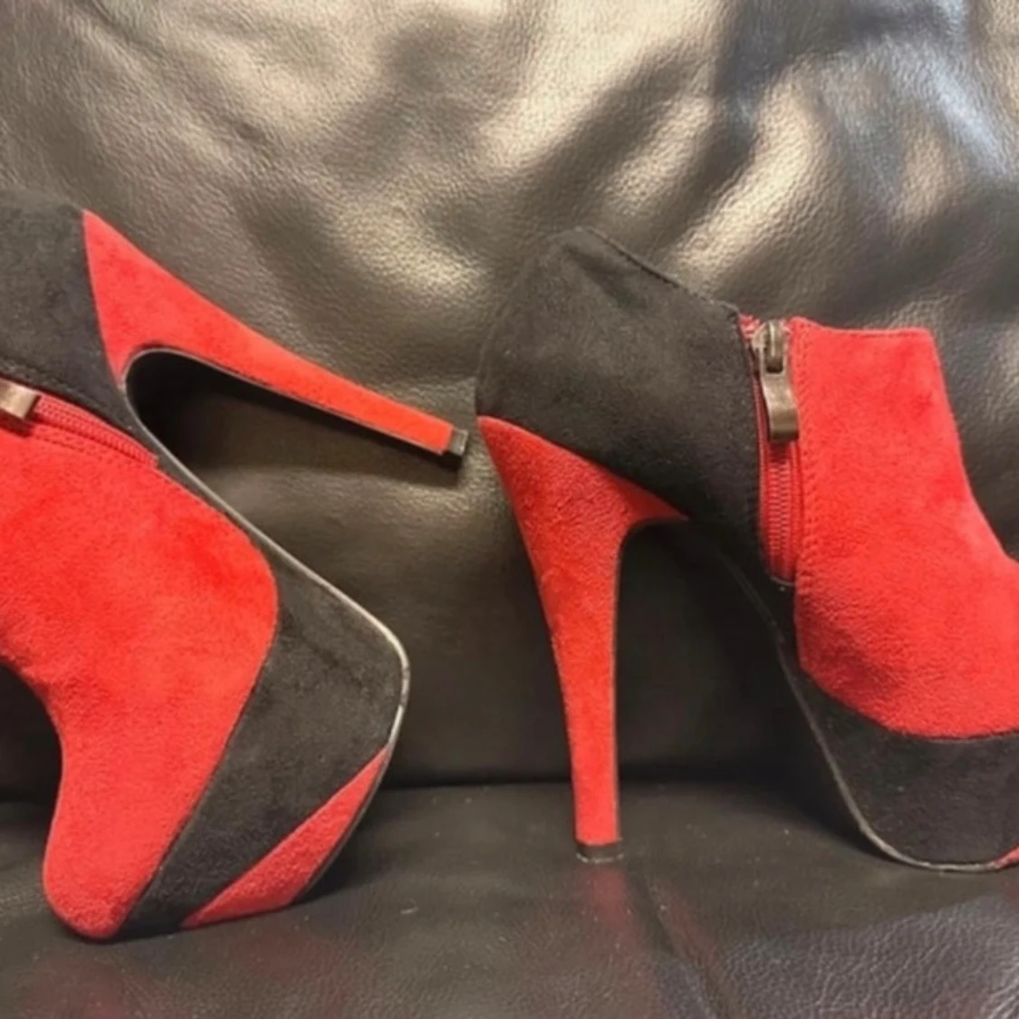 Djärva retrostövletter i svart och rött mocka-look – stl 35,5, Platino, Toppskick, Retro - 3