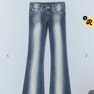 Weekday jeans  - Blå lågmidjade bootcut jeans från weekday. Storlek 26/32. Slutsålda på hemsidan 💓Ganska slitna längst ner. Lappen bak har jag försökt klippt bort och därför är det lite trådar som hänger. Annars är skicket bra. Skriv gärna för bilder och frågor💞 