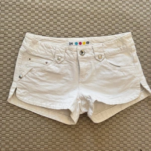 Low waist vita jeans shorts 🌸💛 - Så snygga vita jeans shorts med låg midja & nitar 🩷🌺 skulle säga dom passar en 34-36!😍