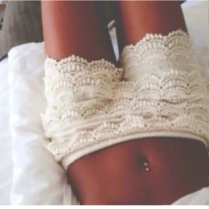 Vita spets shorts - Säljer dessa trendiga spets shorts🩷shortsen har en elastisk midja därför passar den xs-m, säljer då jag har 2 stycken💕