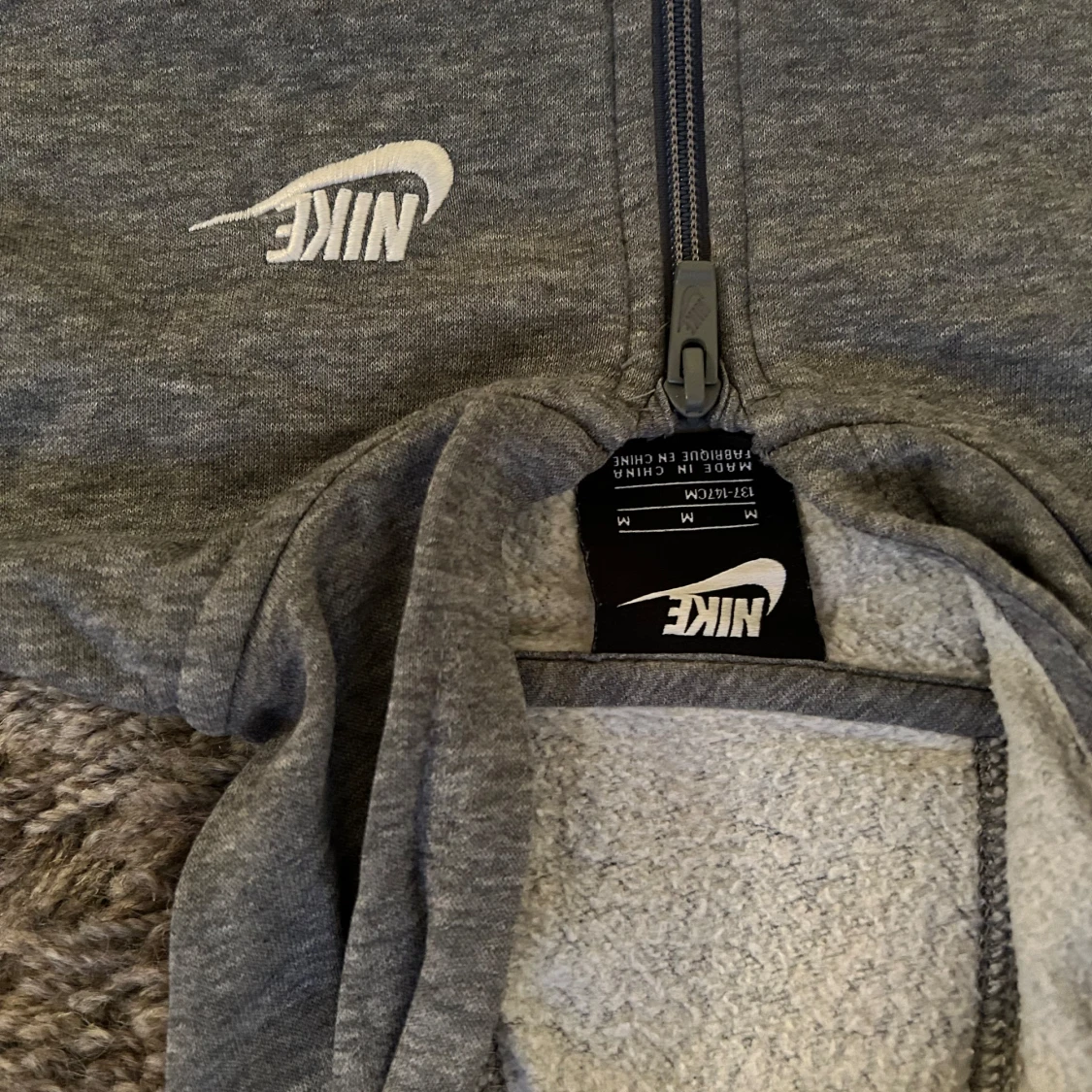 Grå hoodie med dragkedja från Nike - 2