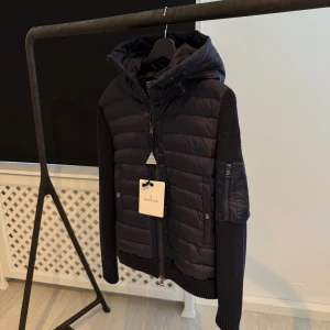 Moncler Cardigan - Moncler Cardigan med luva, mörkblå. Storlek M. Hör av er vid eventuella frågor.