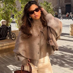 Beige stickad ”kofta” - Säljer en supermjuk och oversized beige stickad kofta/poncho från Zara. Köpt för ca 6 månader sen. Använt 1 gång. 