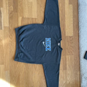 Vintage Nike Sweatshirt - Mörk Blå Nike sweatshirt med Vintage Stil.