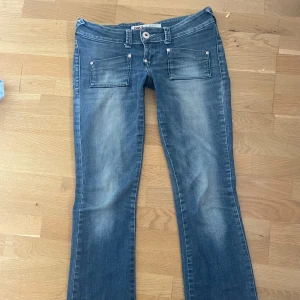 Lågmidjade bootcut jeans ONLY - Säljer min jättesnygga lågmidjade bootcut jeans från only! w27 l34, Innerbenslängd: 85 cm, midja rakt över 40 cm💞