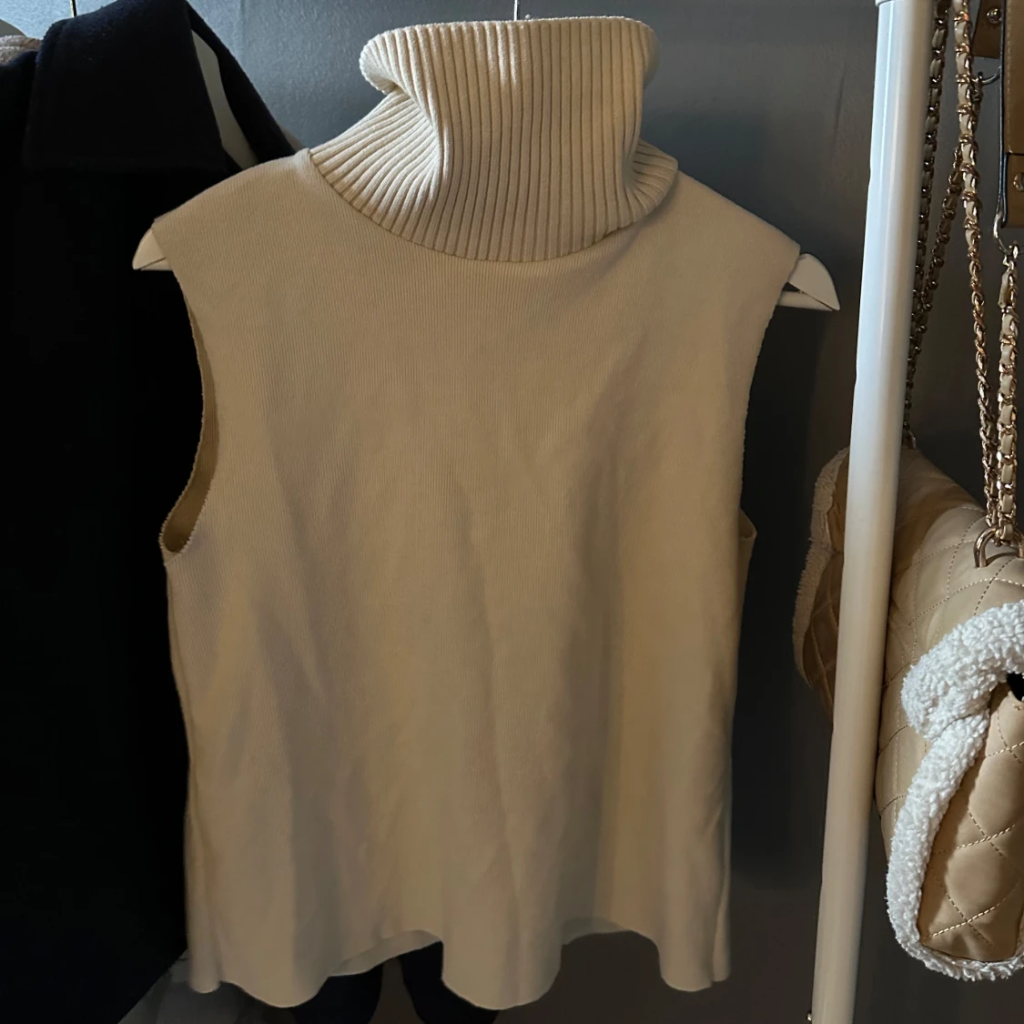 Beige topp med krage  - 1