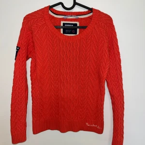 Orange/röd stickad tröja - Orange/röd stickad tröja från Bondelid med kabelstickat mönster. Tröjan har rund halsringning och långa ärmar och har storlek S som passar (36/38). Fråga gärna vid funderingar! 🍊