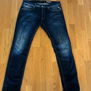 Replay jeans  - Säljer ett par mörkblå jeansbyxor från Replay, modell Willbi. Byxorna har regular slim fit. Dom är inte använda många gånger vilket gör de till ett bra skick.