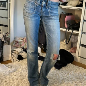 Ljusblå jeans - Supersnygga jeans med slitningar och hål på ena knät!! Några få skavanker som jag kan skicka bild på om det önskas!! Dom är raka och har en tvättat look!!💕💕