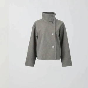 Arket liknanade kappa från ginatricot❤️ - Kappan går inte att köpa längre, bra skick❣️              Ny pris 600:-