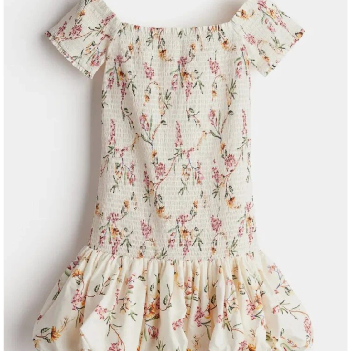 Blommig offshoulder klänning med volang - 3