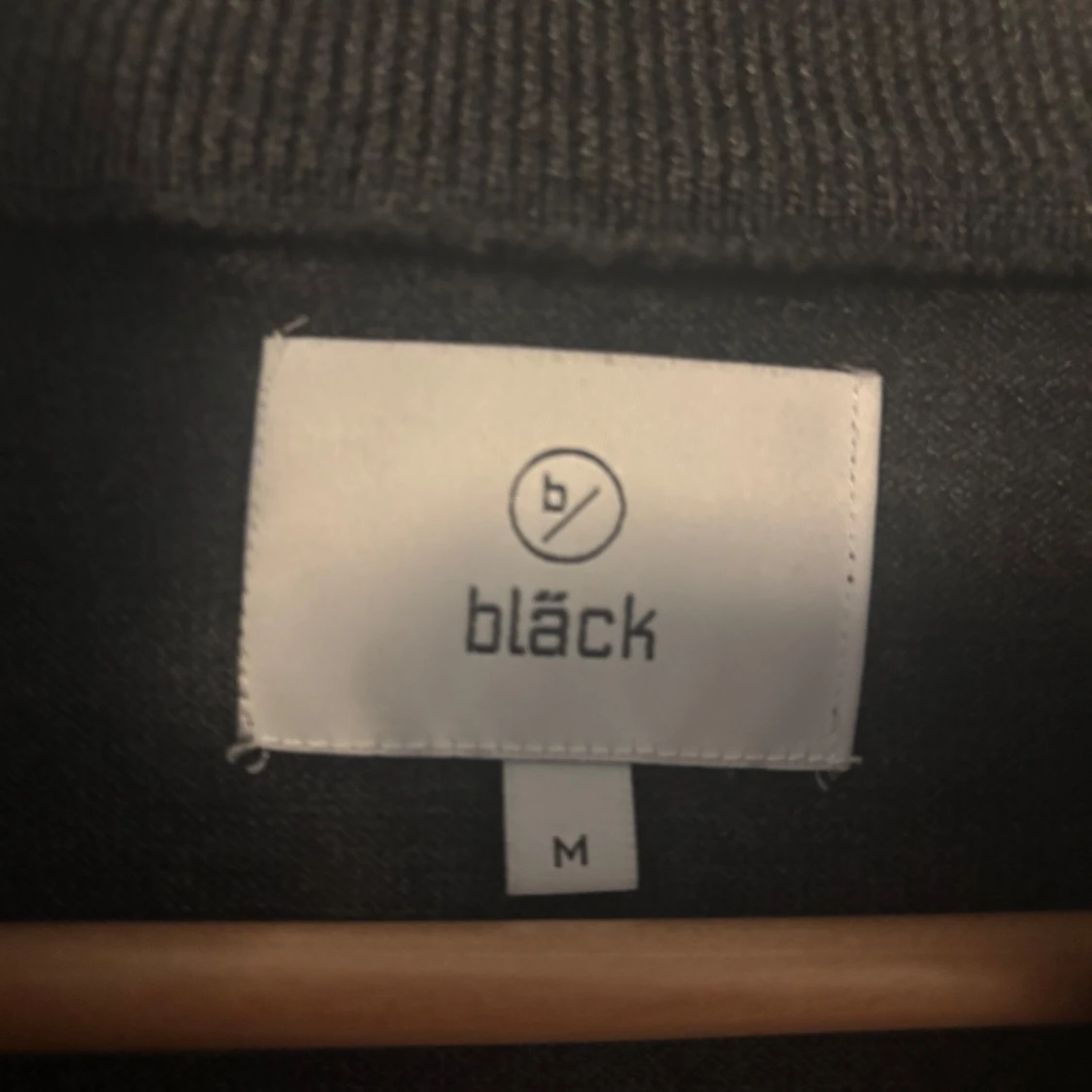 Mörkgrå tröja med dragkedja från Bläck - 1