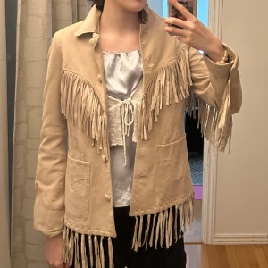 Beige mockajacka från odd molly  - Helt oanvänd mockajacka med fransar från odd molly. Går att förhandla pris