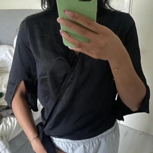 Silkesblus  - En silkesblus som är otrolig bekväm och luftig med en rosettknut och slits vid ärmarna. Passar s&m🥰