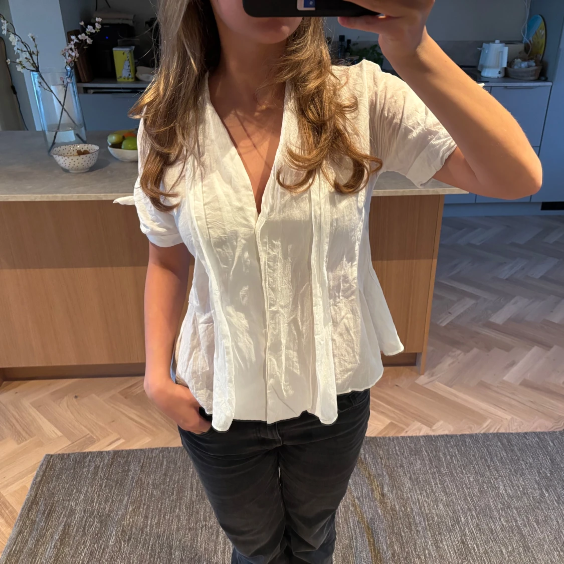 Vit blus med knytband i midjan