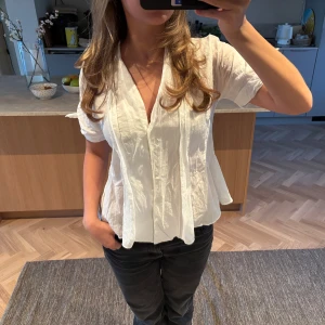Vit blus med knytband i midjan - Skjorta/blus går att knyta i midjan. Så så fin när man stryker den😅 men perfekt till alla tillfällen nu i vår sommar ❤️❤️