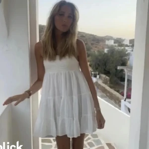 Vit sommarklänning med smala axelband - Säljer en söt vit klänning med smala axelband och volangdetaljer. Klänningen har en luftig passform och är perfekt för varma dagar